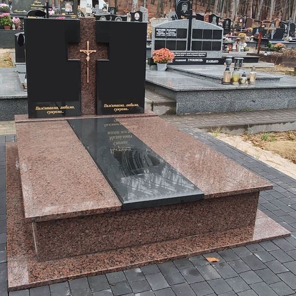 Пам'ятники з лабрадориту Коростишів.